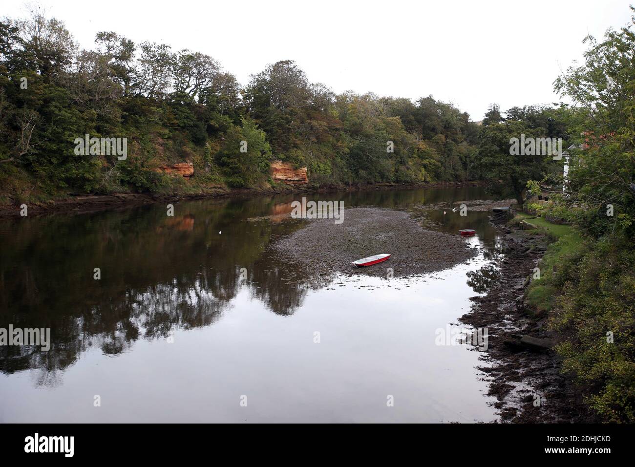 La rivière Coquet. Un bateau à rames se trouve sur le lit de la rivière à marée basse à Warkworth.samedi 3 octobre 2020. Banque D'Images