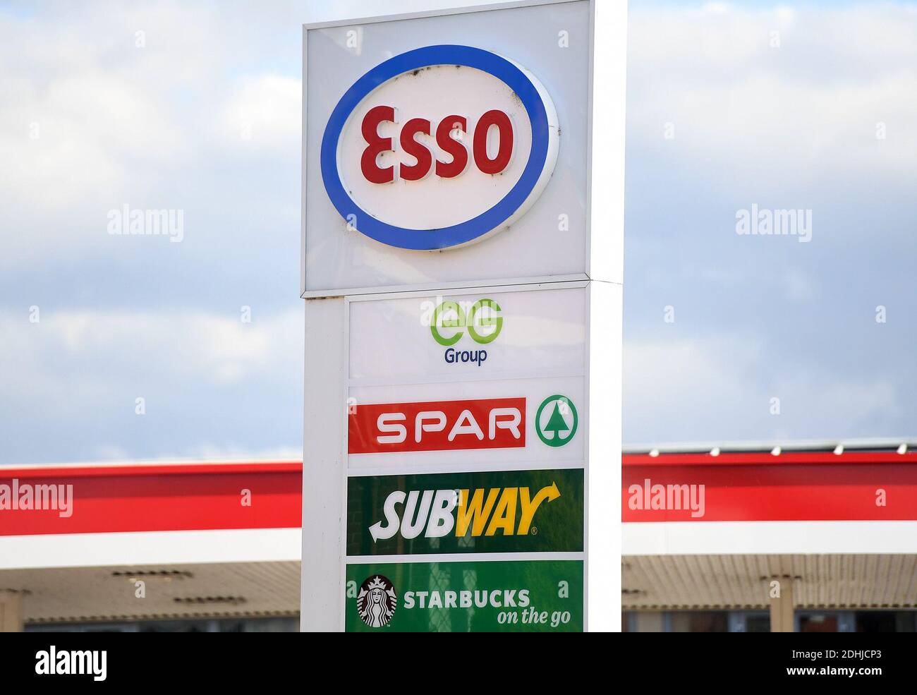 GV des garages ESSO SPAR Euro sur Brandlesholme Road, Bury, jeudi 1er octobre 2020. La chaîne de supermarchés Asda doit être vendue à deux frères de Blackburn dans le cadre d'un marché d'une valeur de 6,8 milliards de livres sterling. Les nouveaux propriétaires, Mohsin et Zuber Issa, qui ont soutenu la société d'investissement TDR Capital, ont fondé leur entreprise de garages européens en 2001 avec une seule station-service à Bury qu'ils ont achetée pour 150,000 £. L'entreprise a désormais des sites en Europe, aux États-Unis et en Australie et des ventes annuelles d'environ 18 milliards de livres sterling. Banque D'Images