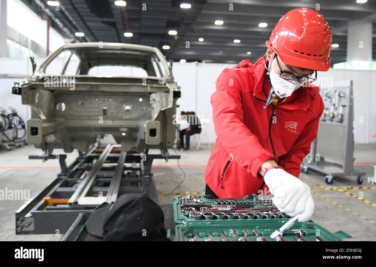 (201211) -- GUANGZHOU, le 11 décembre 2020 (Xinhua) -- UN candidat participe à un événement de maintenance automobile le deuxième jour du premier concours de compétences professionnelles de la République populaire de Chine qui s'est tenu à Guangzhou, dans la province de Guangdong, dans le sud de la Chine, le 11 décembre 2020. (Xinhua/lu Hanxin) Banque D'Images