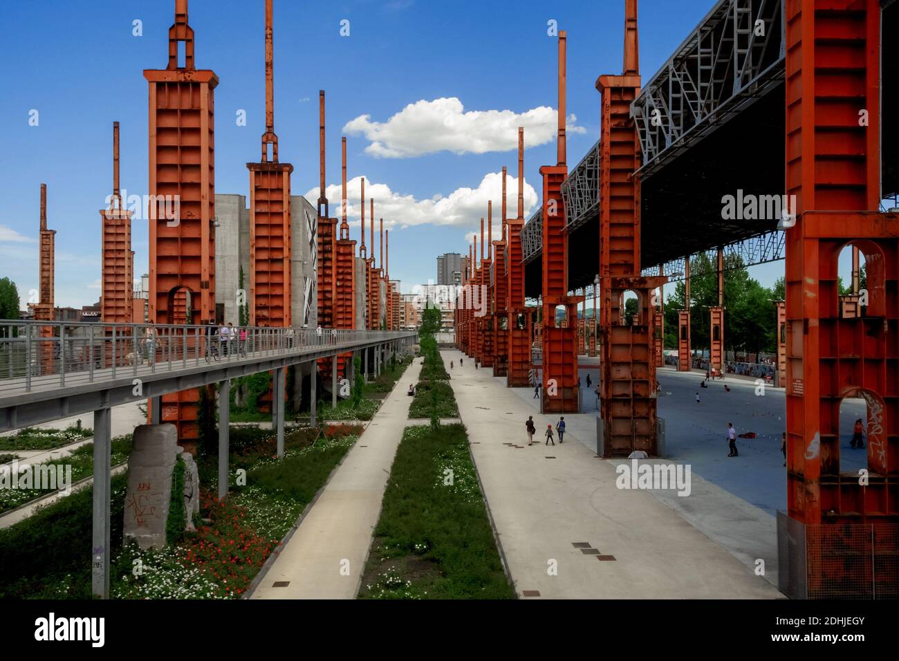 TURIN, ITALIE - JUIN 2013: Les pylônes de Parco Dora, maintenu dans la zone post-industrielle comme témoins de la plus grande sidérur«Ferriere Fiat" Banque D'Images