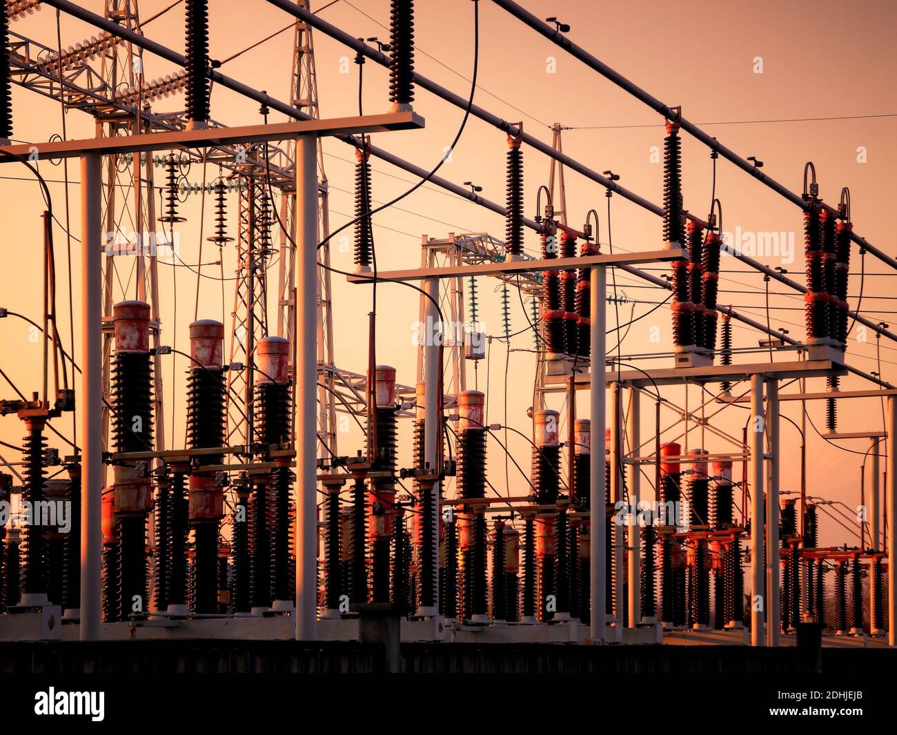 Isolateurs et transformateurs haute tension dans la centrale électrique Banque D'Images