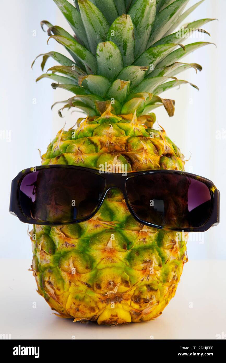 Ananas avec des lunettes de soleil.parce que l'ananas est un fruit  tropical, "joie" est un sens commun donné à tous. Vous pouvez dire un tas  de choses différentes Photo Stock - Alamy