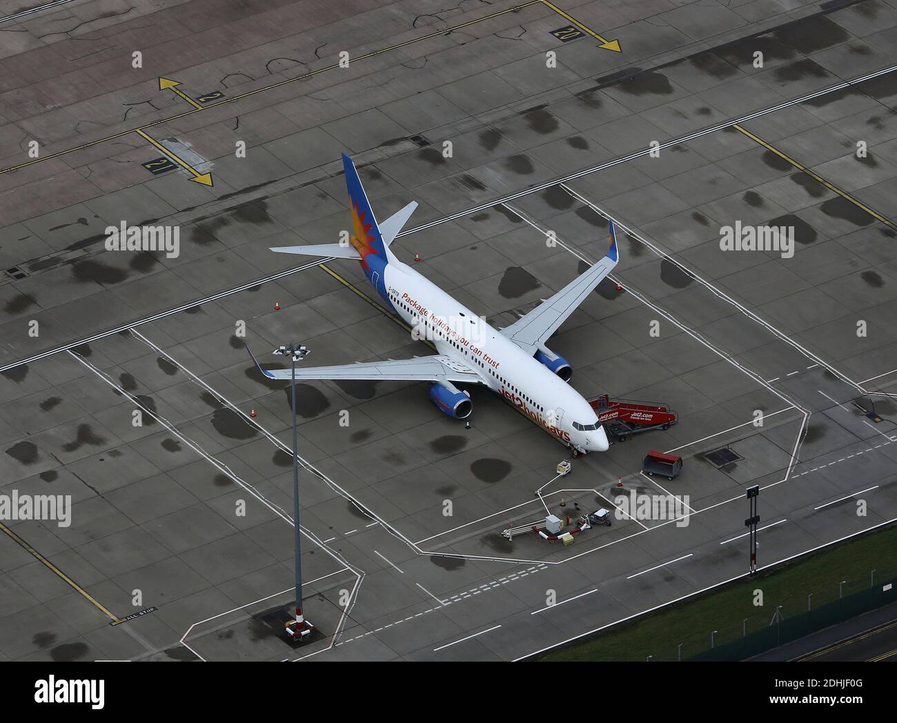 Certains avions ont été exploités, en particulier des avions de fret, tandis que d'autres ont été garés à l'aéroport de Birmingham pendant la pandémie de 2020 Banque D'Images