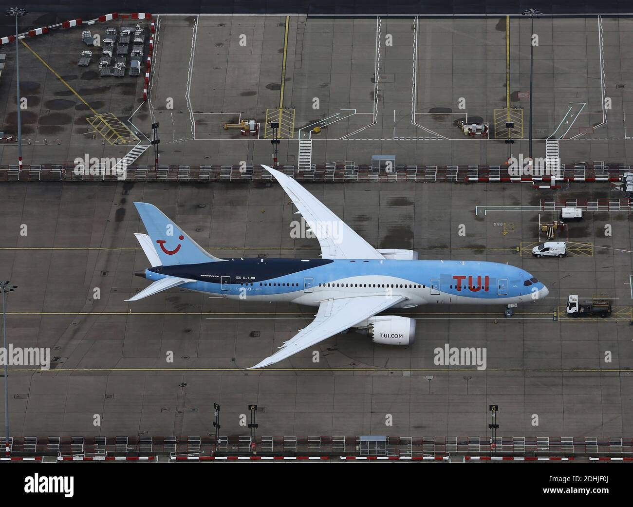 Certains avions ont été exploités, en particulier des avions de fret, tandis que d'autres ont été garés à l'aéroport de Birmingham pendant la pandémie de 2020 Banque D'Images