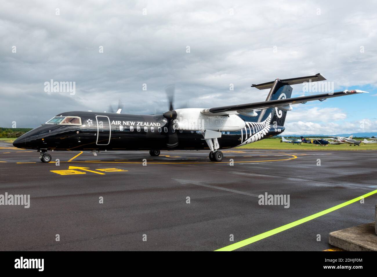 Un avion Air New Zealand Bombardier Dash 8 Q300 en Toutes les couleurs noires à l'aéroport de Taupo Banque D'Images