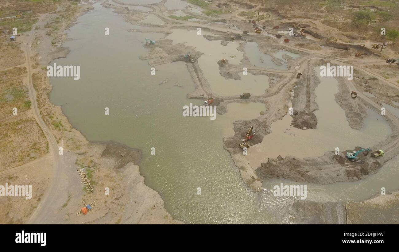 Vue aérienne de la pelle et de l'équipement lourd, de dragage et d'approfondir le canal de la rivière de montagne. Machine de dragage lourd sur les bords de la rivière. Drague à pelle river. java, Indonésie Banque D'Images