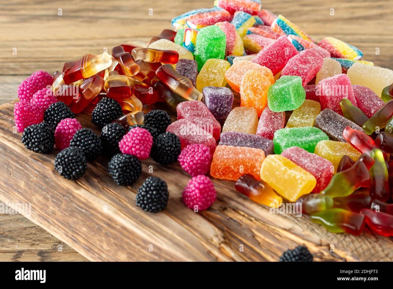 Bonbons à la marmelade de fruits, bonbons en gelée sur un bureau en bois.  Dessert naturel aux fruits avec sucre Photo Stock - Alamy