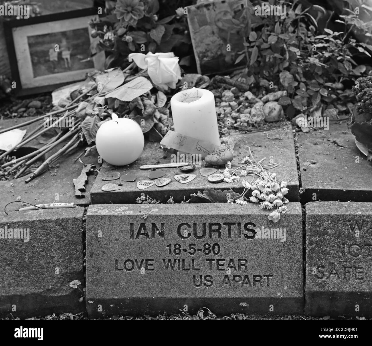 Ian Curtis Memorial Stone au crématorium de Macclesfield, Prestbury Road, Cheshire, Angleterre, Royaume-Uni, SK10, étiquette d'usine, Joy Division chanteur, auteur de chansons Banque D'Images