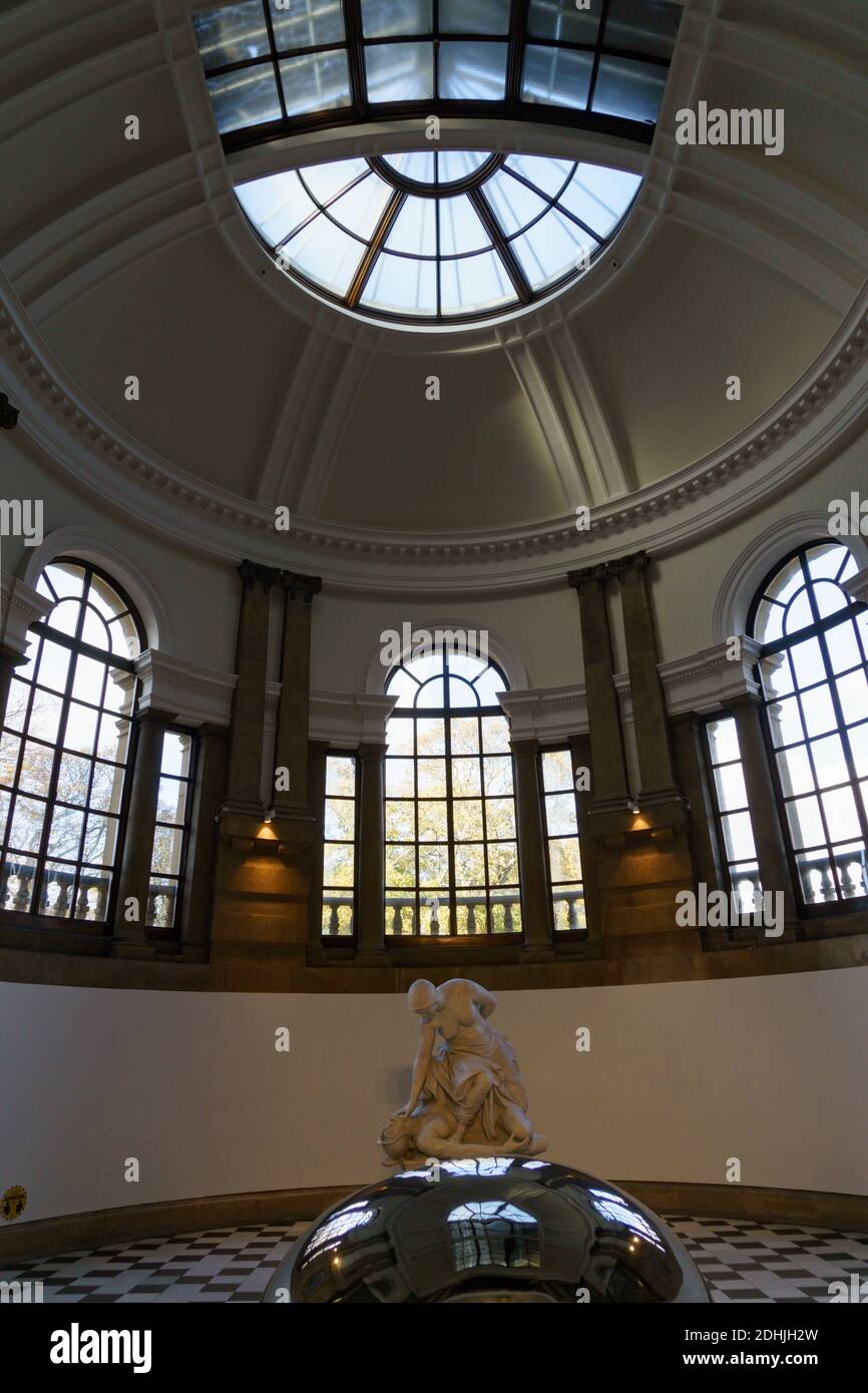 Dans Cartwright Hall, un musée d'art avec un plafond et des fenêtres en forme de dôme et une figure blanche sculptée dans le centre, il ya Bradford, West Yorkshire, Royaume-Uni. Banque D'Images