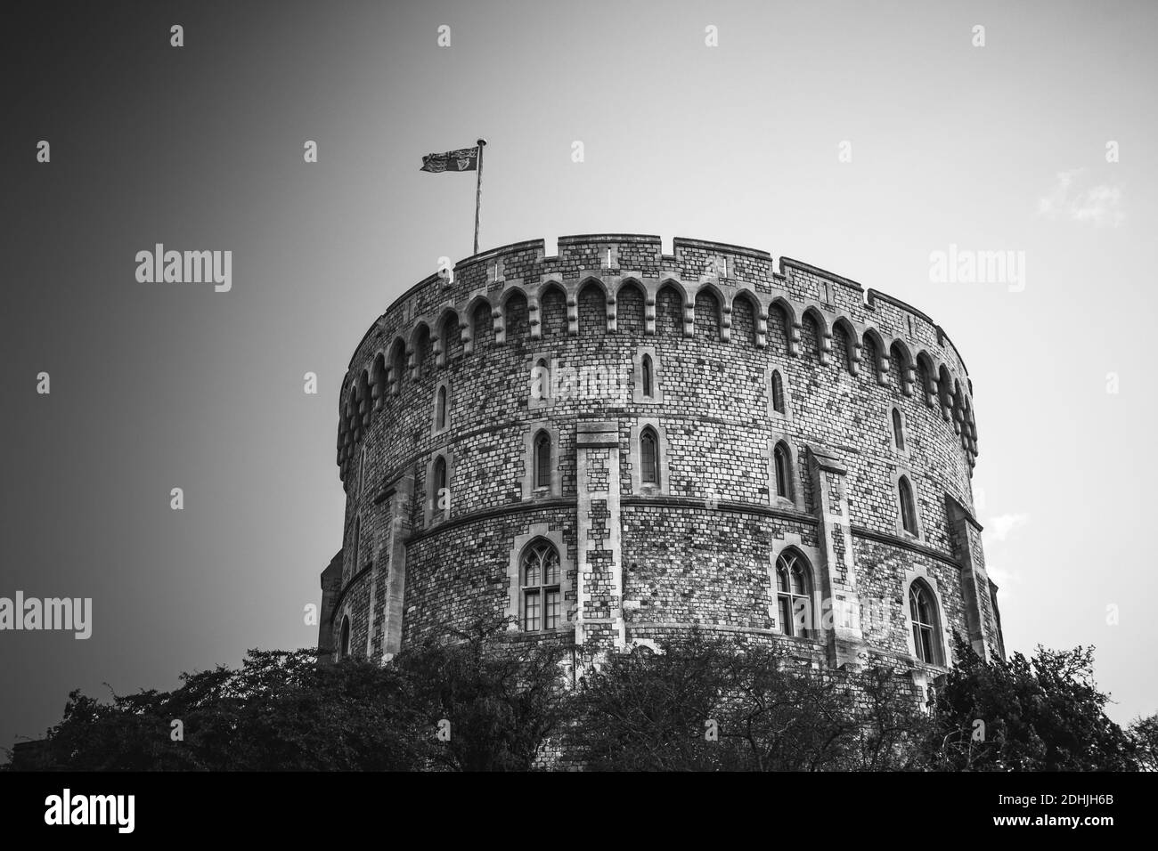 Tour de guet du château de Windsor avec la bannière de la reine survolant pour indiquer qu'elle est en résidence. Photo en noir et blanc. Banque D'Images