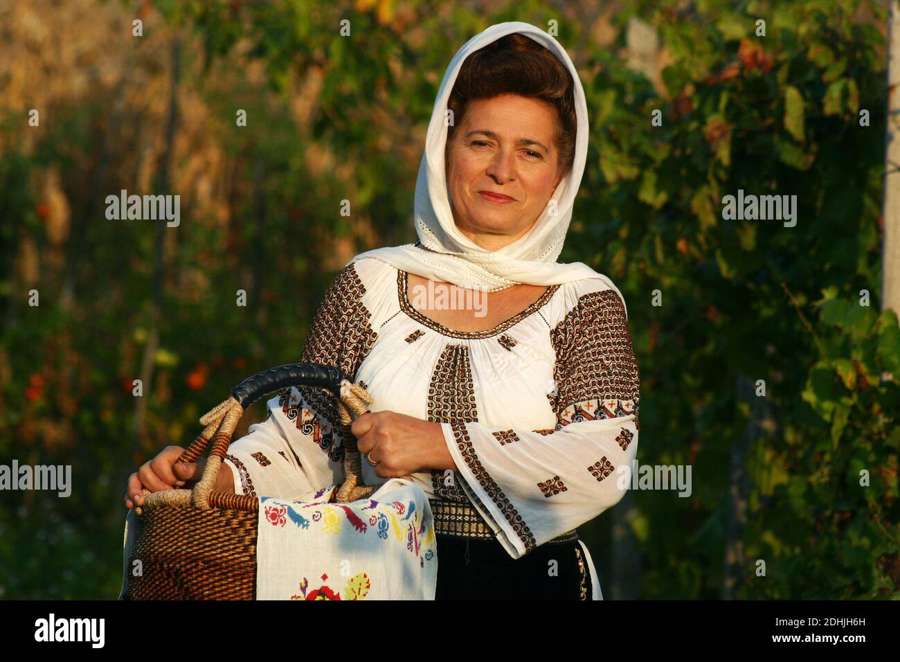 Comté d'OLT, Roumanie. Femme en costume traditionnel fait main, cousu à la main. Banque D'Images