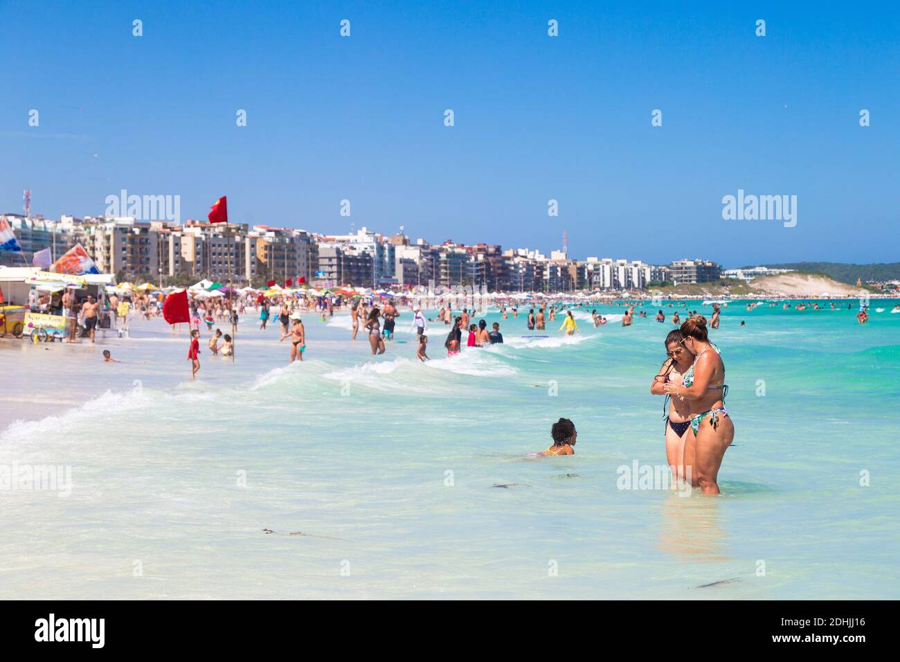 CABO FRIO, RIO DE JANEIRO, BRÉSIL - 26 DÉCEMBRE 2019: Do forte Beach dans le centre-ville. Vue panoramique. Les gens dans l'eau turquoise de la mer. Banque D'Images