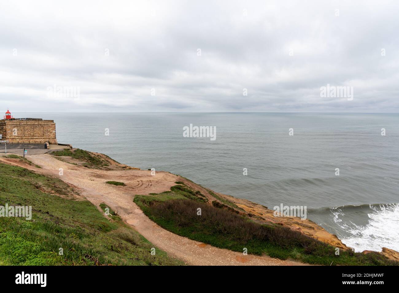 Vue sur la célèbre plage Praia de Norte de Nazare sur la côte du Portugal Banque D'Images