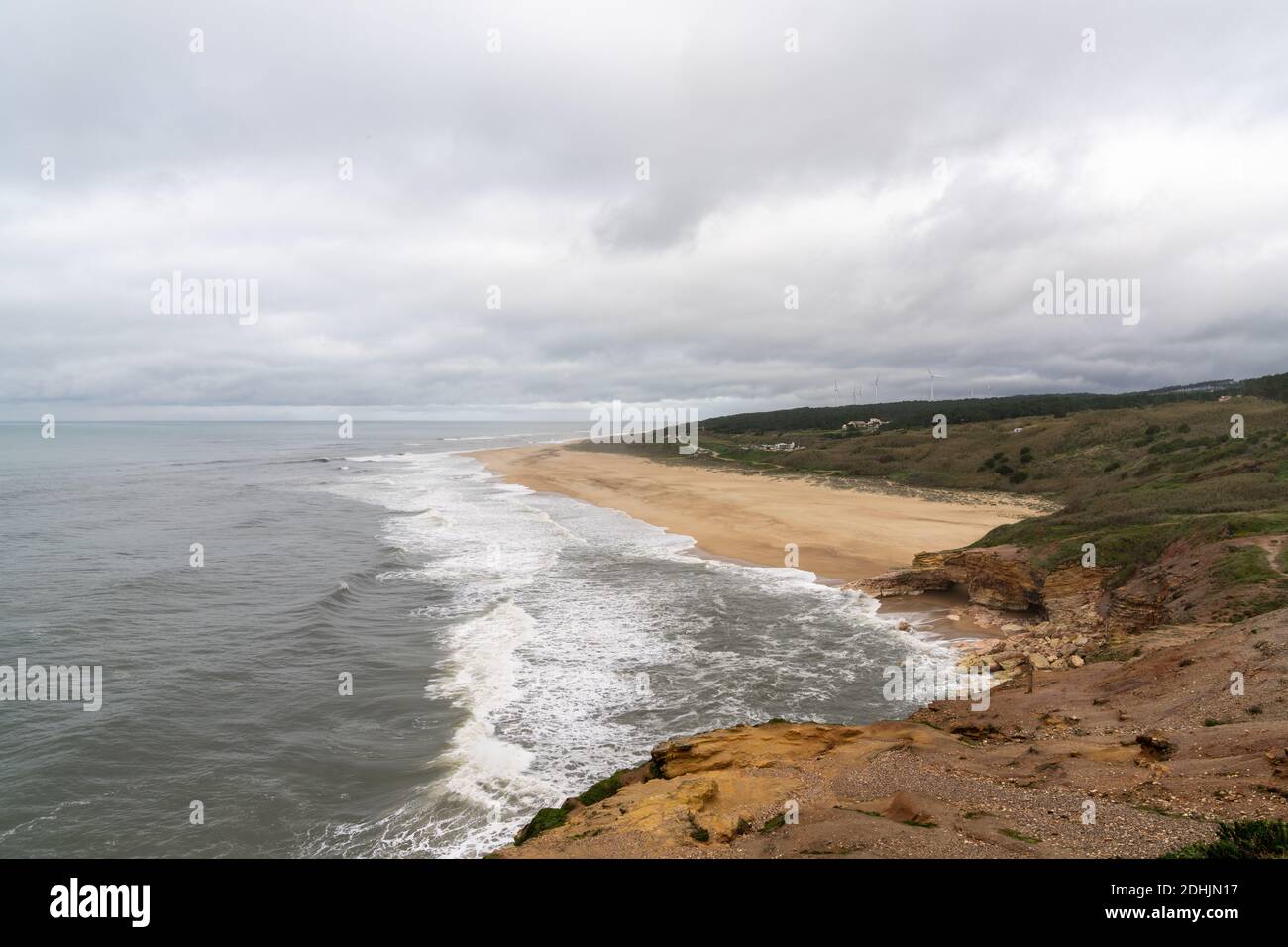 Vue sur la célèbre plage Praia de Norte de Nazare sur la côte du Portugal Banque D'Images