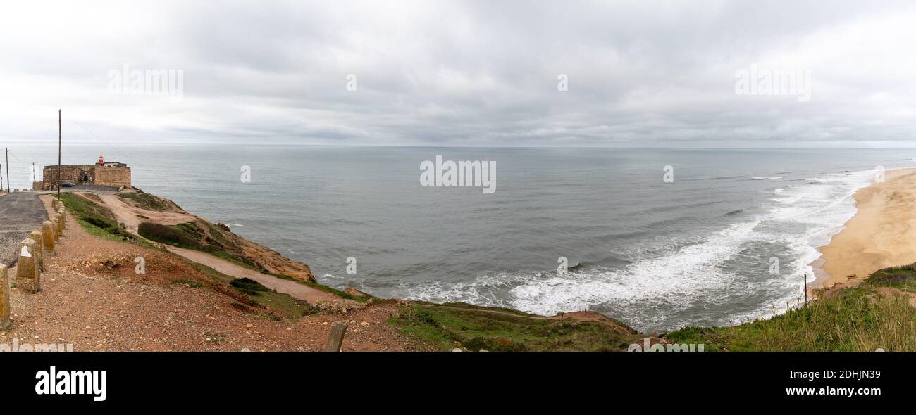 Vue sur la célèbre plage Praia de Norte de Nazare sur la côte du Portugal Banque D'Images