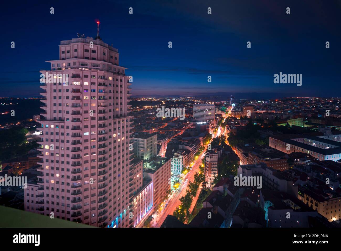 Paysage à couper le souffle de la ville la nuit avec des bâtiments éclairés et Chaussée à Madrid en longue exposition Banque D'Images