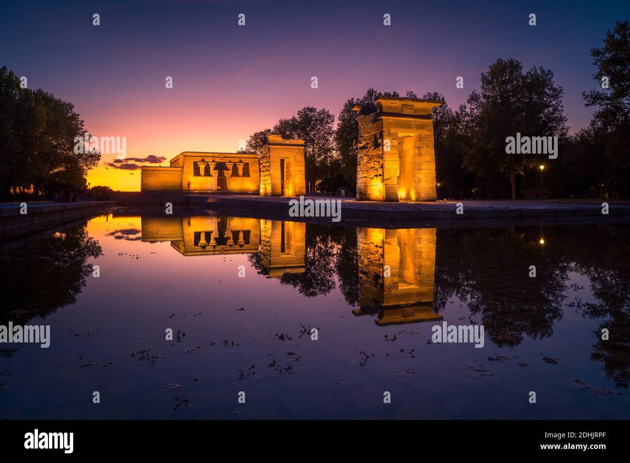 Vue imprenable sur le Temple de Debod situé près de l'étang Madrid au coucher du soleil Banque D'Images
