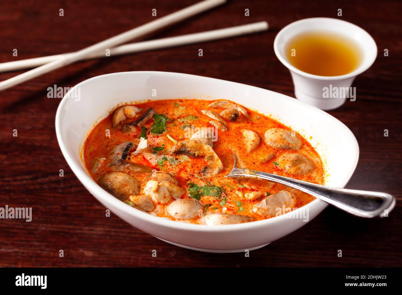 Plat thaïlandais de Tom Kha kai dans un bol blanc sur une table en bois Banque D'Images