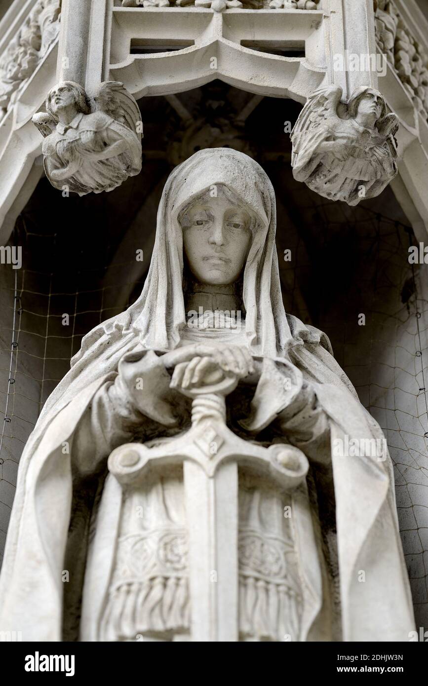 Londres, Angleterre, Royaume-Uni. Cour suprême / Middlesex Guildhall (1906) place du Parlement. Statue allégorique : Justice, tenue d'une épée Banque D'Images