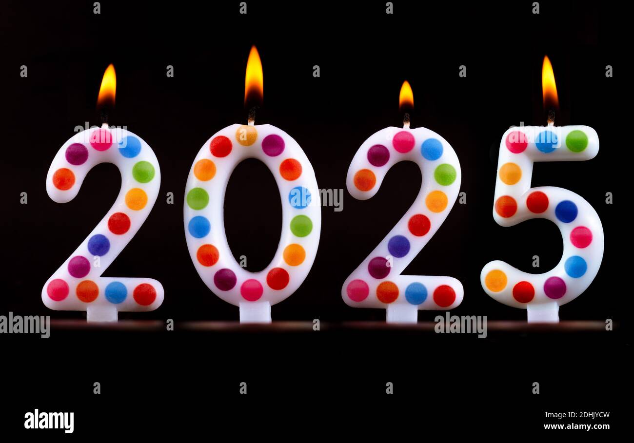 Quatre bougies de couleur écrire des nombres de flamme bonne année 2025 arrière-plan noir Banque D'Images