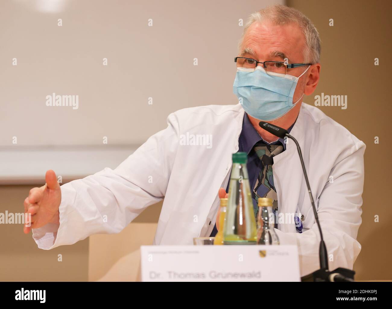 11 décembre 2020, Saxe, Aue: Thomas Grünewald, infectiologue à l'hôpital de Chemnitz, parle lors d'une conférence de presse à l'hôpital Helios. Avec la Saxe de l'est, les montagnes de l'Ore comptent parmi les régions où l'incidence d'infections est la plus élevée dans l'État libre. À partir du samedi (12.12.2020), les masques seront obligatoires partout en plein air. Comme dans d'autres foyers de la couronne saxonne, la consommation et la consommation d'alcool en public sont interdites. La maison ou l'appartement ne peut plus être laissé sans raison. Les personnes qui n'ont pas de résidence permanente à l'Erzgebirgskreis ne sont pas autorisées à le faire Banque D'Images