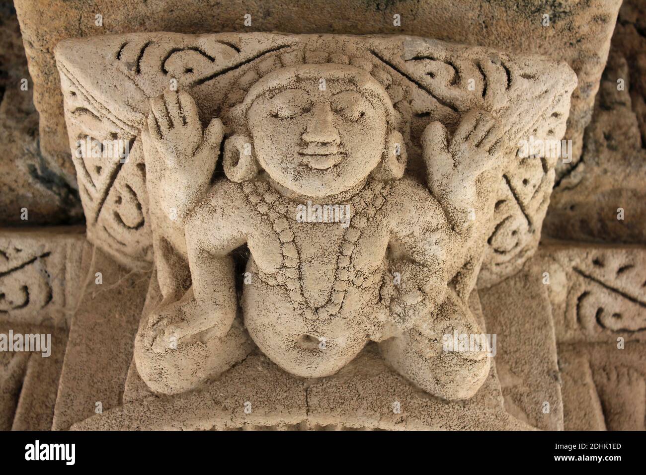 Figure de pierre détail sculpté sur le dessus de pilier de pierre - Ranin Ki Vav Stepwell, Gujarat, inde Banque D'Images