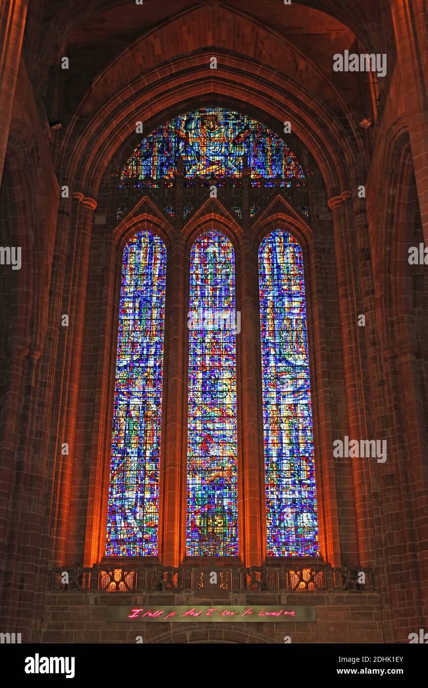 Tracey Emin art 'pour vous' 2008. «Je vous ai senti et je savais que vous m'aimiez.» au néon rose sous la fenêtre bénédictine, Liverpool Anglican Cathedral, Royaume-Uni Banque D'Images