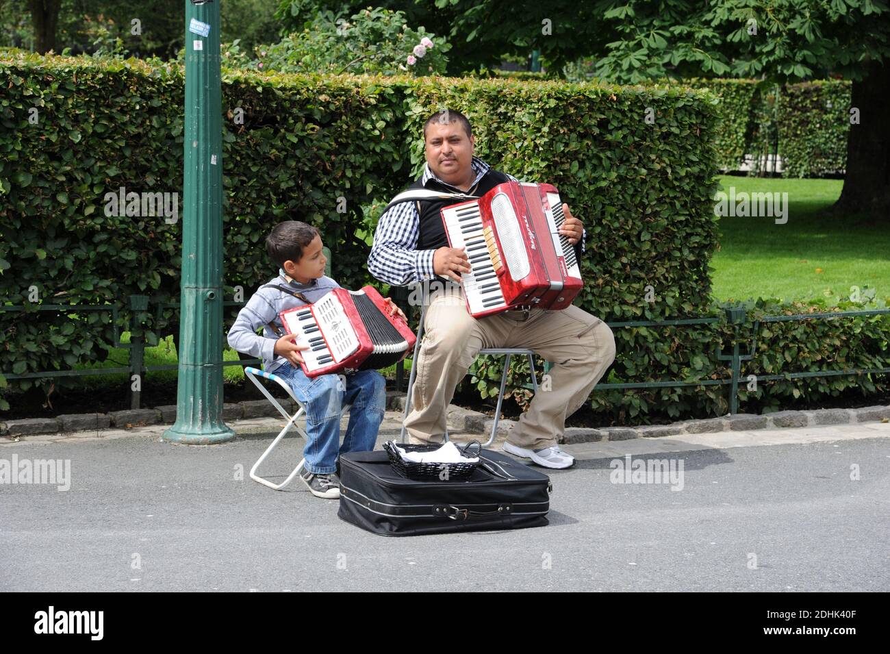 Père et fils dans un parc à Bergen en Norvège Banque D'Images