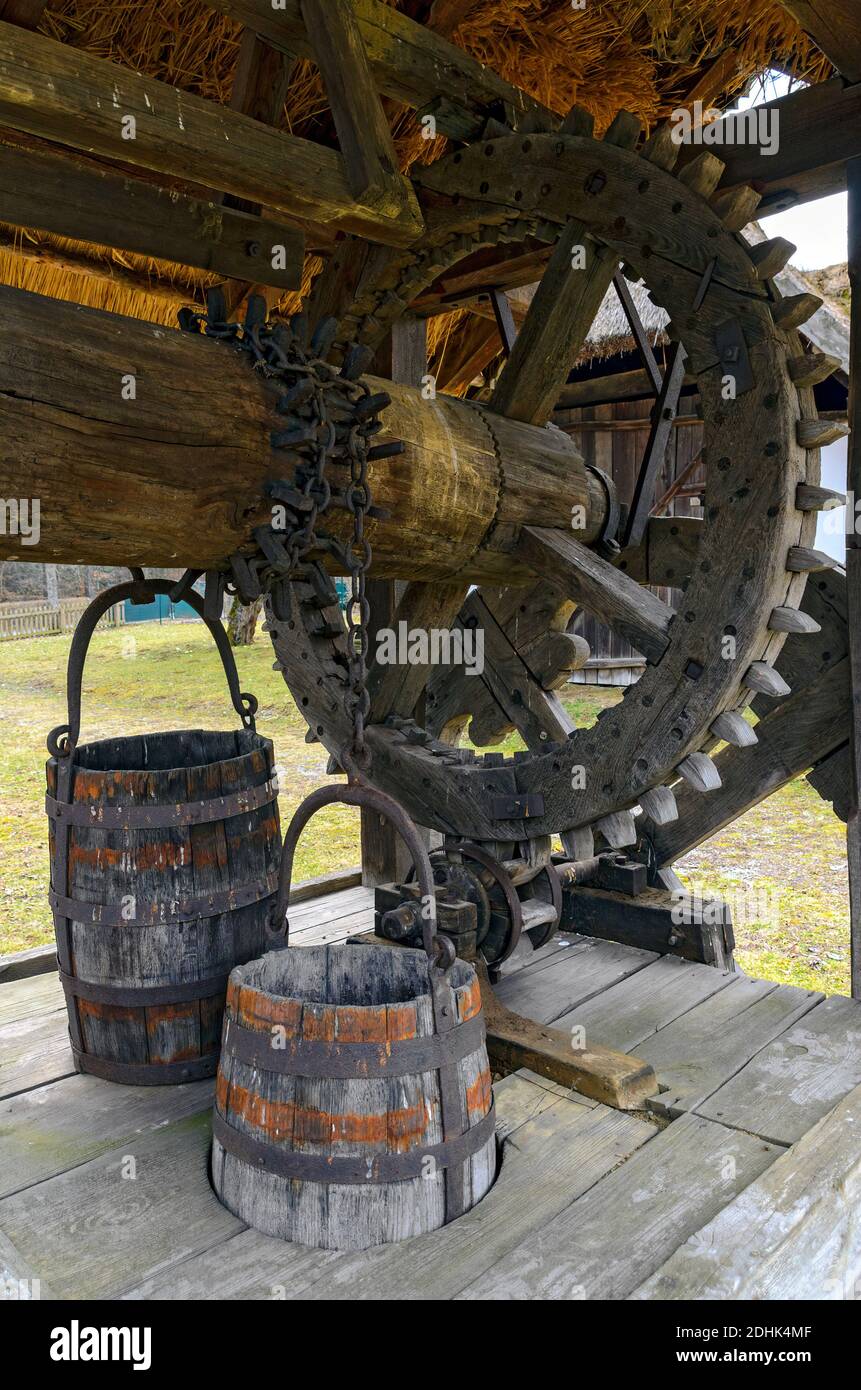 mécanisme en bois d'un ancien puits de tirage Photo Stock - Alamy