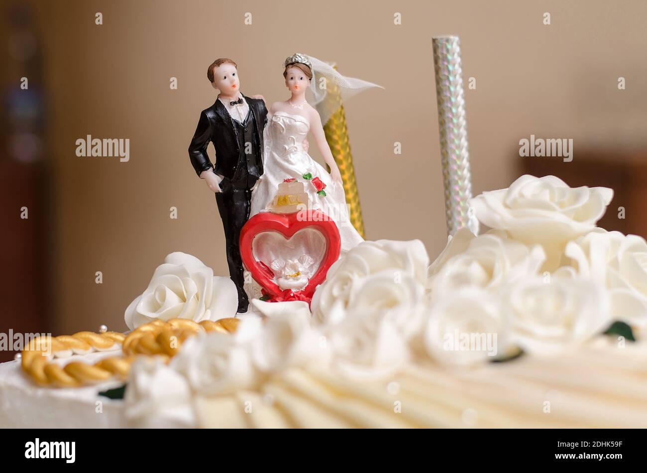 Les Statuettes De La Mariee Et Du Marie Sont Sur Le Gateau De Mariage Gros Plan Photo Stock Alamy Les Statuettes De La Mariee Et Du Marie Sont Sur Le Gateau De Mariage Gros Plan Photo Stock Alamy