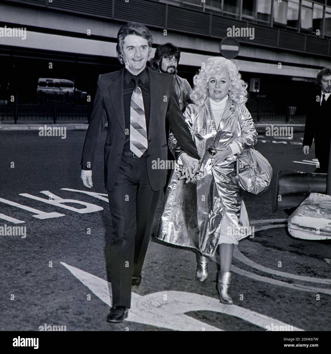 Dame Barbara Windsor et son mari Ronnie Knight arrivent à l'aéroport d'Heathrow depuis l'Australie, le 4 novembre 1981. Banque D'Images