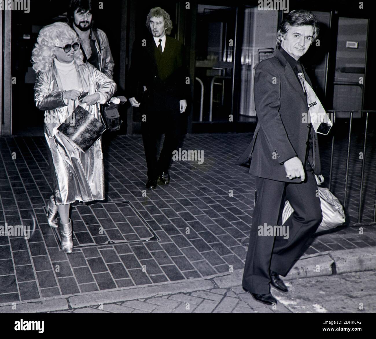 Dame Barbara Windsor et son mari Ronnie Knight arrivent à l'aéroport d'Heathrow depuis l'Australie, le 4 novembre 1981. Banque D'Images