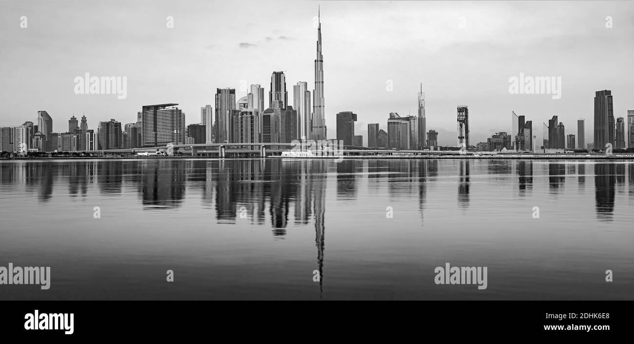 Amazing Dubai centre-ville skyline au coucher du soleil, Dubaï, Émirats Arabes Unis Banque D'Images