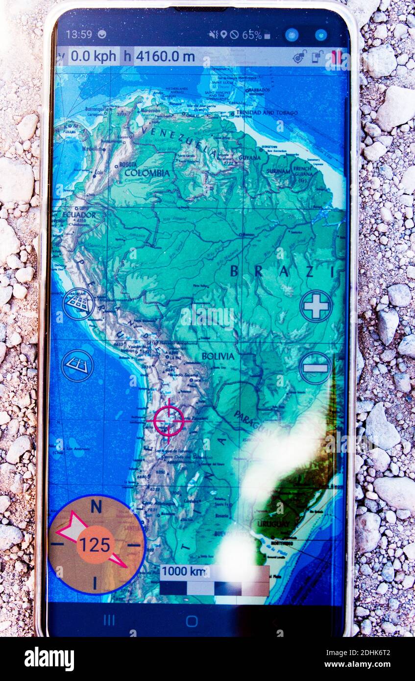 Une carte sur un téléphone portable enregistre l'altitude et la position d'un voyageur, lagune Miscanti, Andes, Chili Banque D'Images