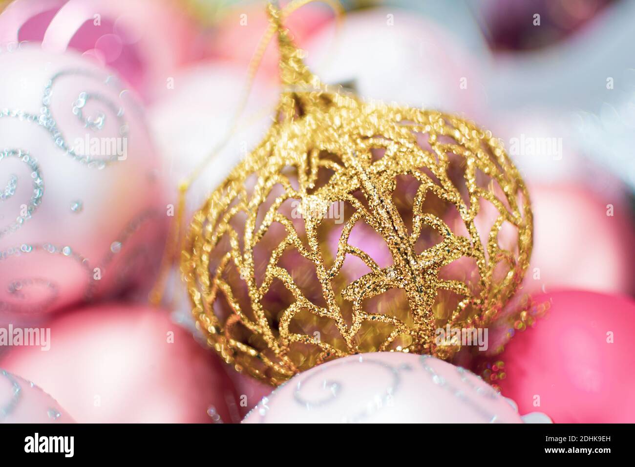Jouet d'arbre openwork avec des paillettes dorées de près, faible profondeur de champ Banque D'Images