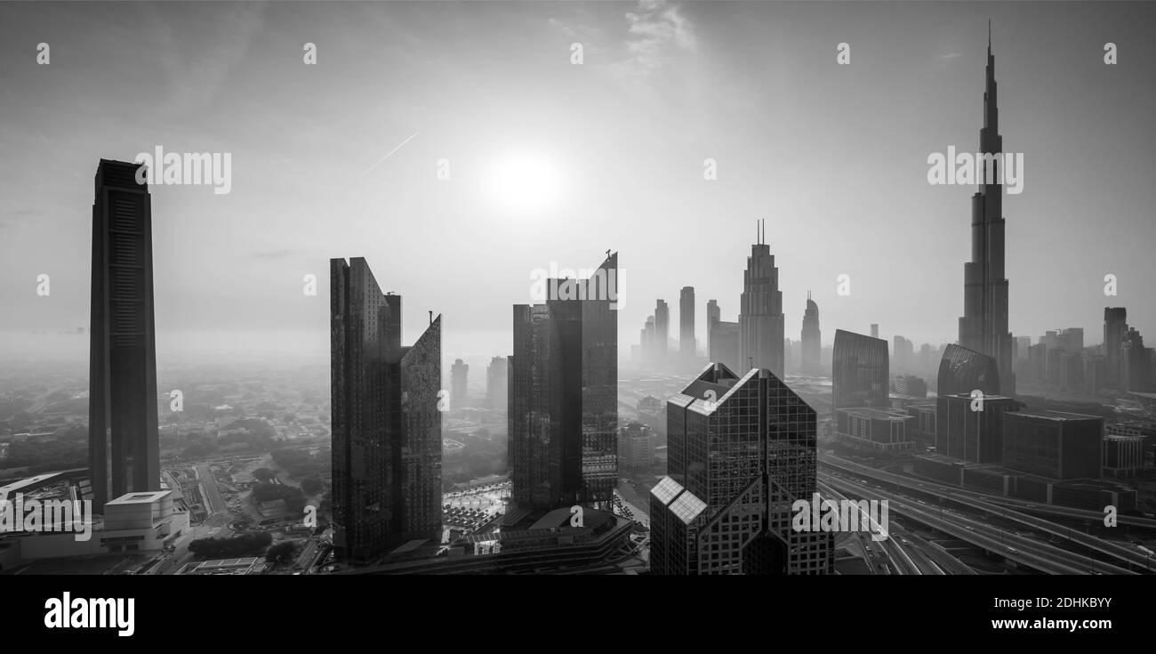 Amazing Dubai centre-ville skyline au coucher du soleil, Dubaï, Émirats Arabes Unis Banque D'Images