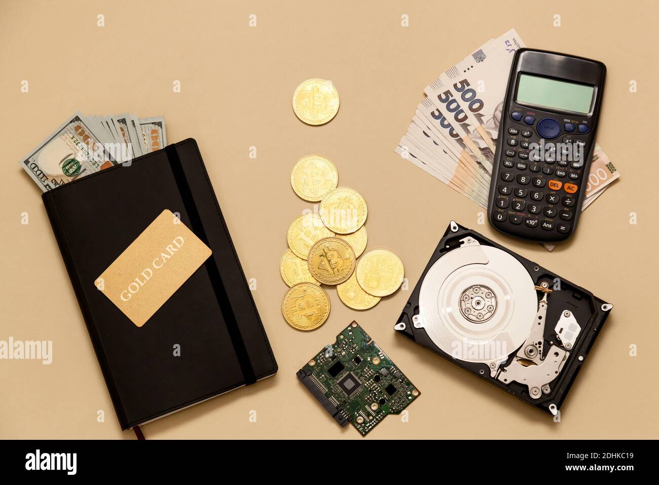Objets Business concept sur la table or bitcoins, dollars, journal, carte d'or, disque dur sur fond beige. Les bitcoins sont une monnaie numérique, le gl Banque D'Images