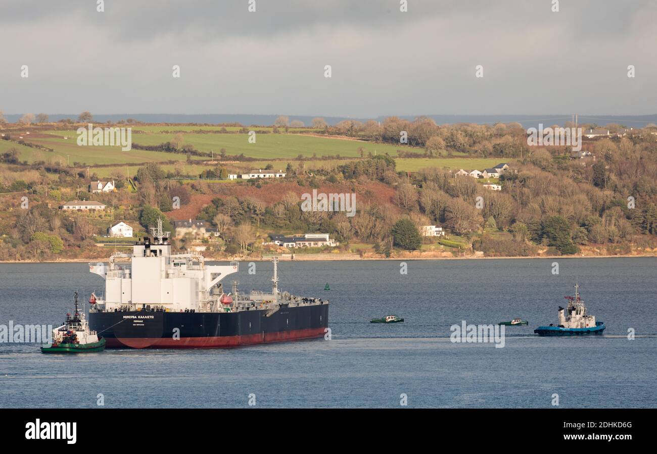 Port de Cork, Cork, Irlande. 11 décembre 2020.Tugboats, Titan et Gerry O'Sullivan manœuvrent le pétrolier Minerva Kallisto avec sa cargaison de pétrole brut du Texas en position de rotation avant son amarrage à la jetée de la raffinerie de pétrole de Whitegate à Cork Harbour, en Irlande. - Credit David Creedon / Alamy Live News Banque D'Images