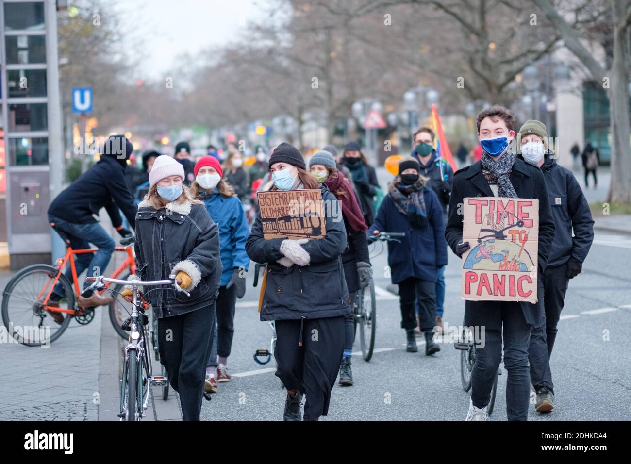 11 décembre 2020, Basse-Saxe, Hanovre: Les activistes du mouvement climatique "vendredi pour l'avenir" manifestent à l'occasion de la journée mondiale des grèves avec une "promenade de la honte" dans le centre-ville. Photo : OLE Spata/dpa Banque D'Images