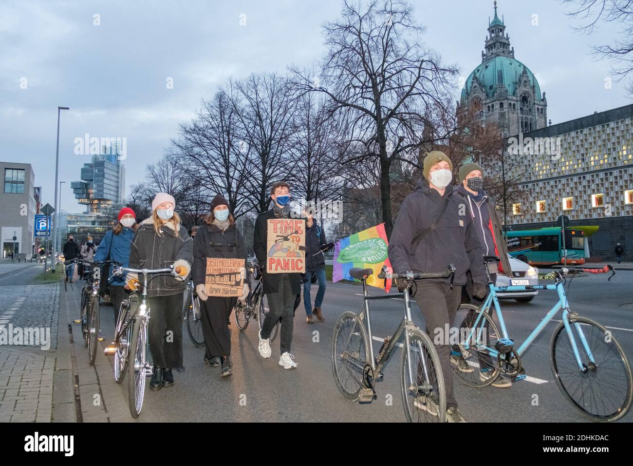 11 décembre 2020, Basse-Saxe, Hanovre: Les activistes du mouvement climatique "vendredi pour l'avenir" manifestent à l'occasion de la journée mondiale des grèves avec une "promenade de la honte" dans le centre-ville. Photo : OLE Spata/dpa Banque D'Images