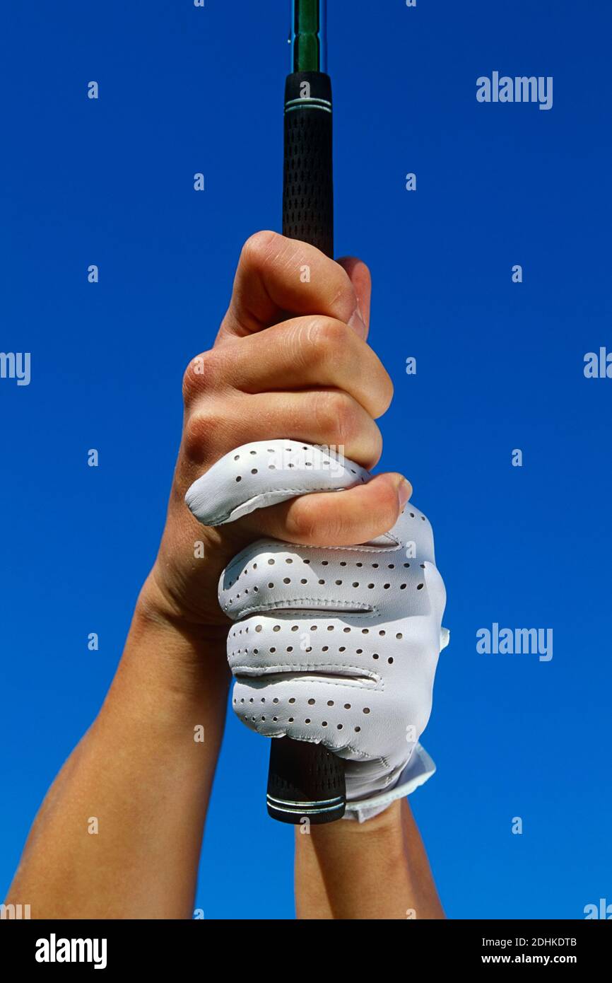 Poignée de golf entrecroisé - les golfeurs célèbres tels que Jack Nicklaus et Tiger Woods utilisent cette poignée. Banque D'Images