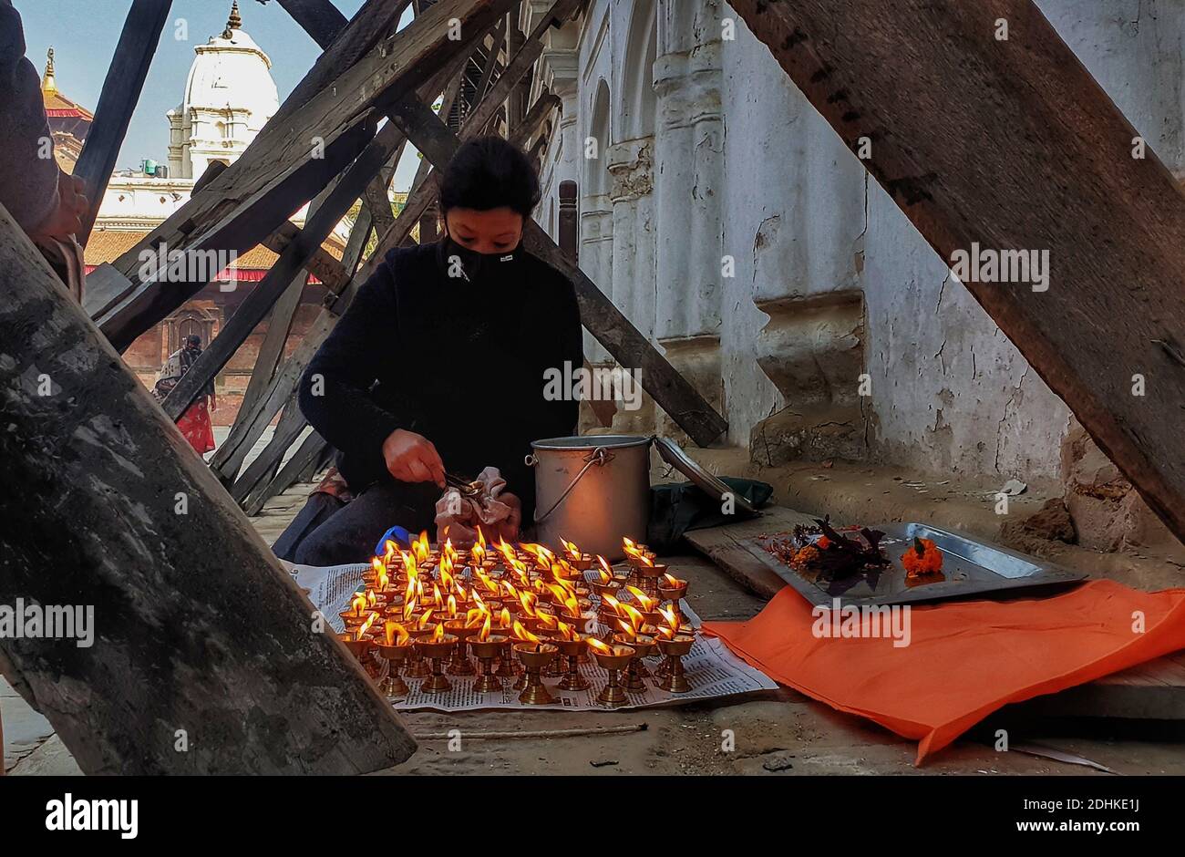 Katmandou, Bagmati, Népal. 11 décembre 2020. Le 11 décembre 2020, une femme brûle des lampes au beurre en offrant des prières pendant Guhyeshwari yatra à la place Hanumanchoka Durbar à Katmandou, au Népal. Guhyeshwari Yatra est un festival, qui est une visite qui commence à porter palanquin composé d'idoles de Guhyeshwari après le temple de Pashupatinath et se termine à la place Hanuman Dhoka Durbar. Crédit : Sunil Sharma/ZUMA Wire/Alay Live News Banque D'Images