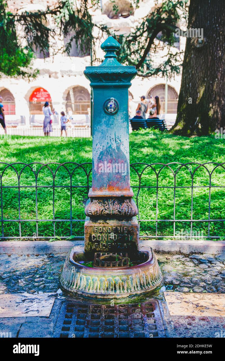 VÉRONE, ITALIE - 19 septembre 2020 : une ancienne fontaine à boire nostalgique et ancienne à Vérone, en Italie. Il est fait de métal et montre déjà beaucoup de traces de r Banque D'Images