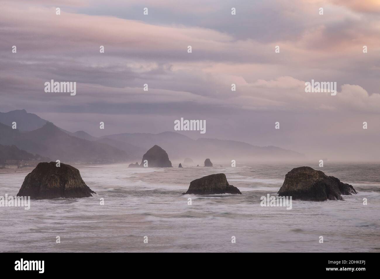La mer s'empile lors d'une journée d'hiver au départ du parc national d'Ecola, sur la côte nord de l'Oregon. Banque D'Images La mer s'empile lors d'une journée d'hiver au départ du parc national d'Ecola, sur la côte nord de l'Oregon. Banque D'Images
