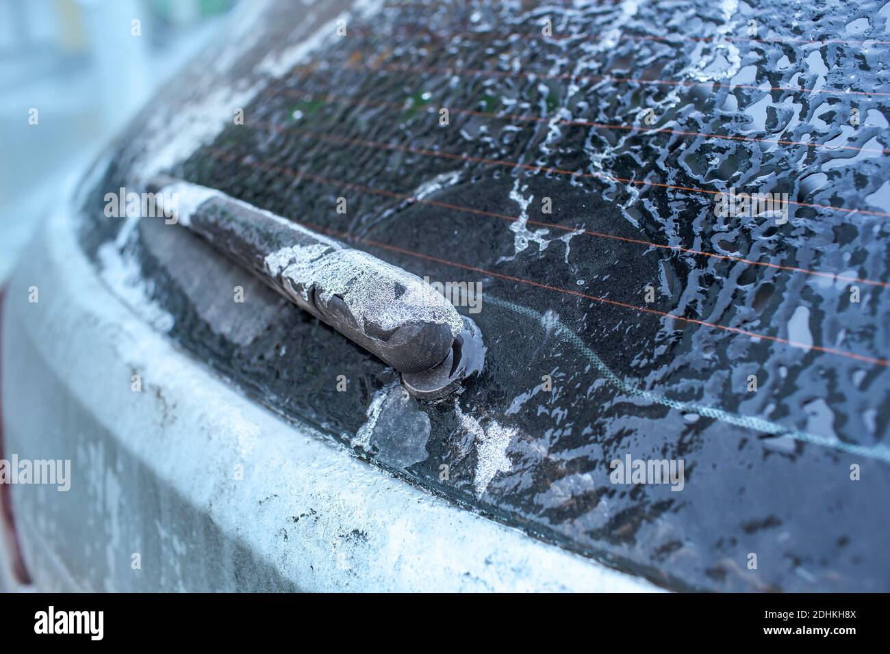 Vitre de voiture et essuie-glace dans la glace après la pluie verglaçante. Pluie verglaçante, anomalies de la nature. Technique de mise au point douce Banque D'Images Vitre de voiture et essuie-glace dans la glace après la pluie verglaçante. Pluie verglaçante, anomalies de la nature. Technique de mise au point douce Banque D'Images