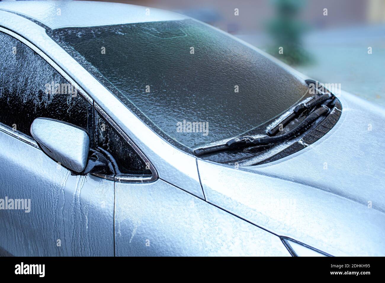 Pluie verglaçante, anomalies de la nature. Glace de pare-brise et essuie-glaces de voiture après une pluie verglaçante. Technique de mise au point douce Banque D'Images