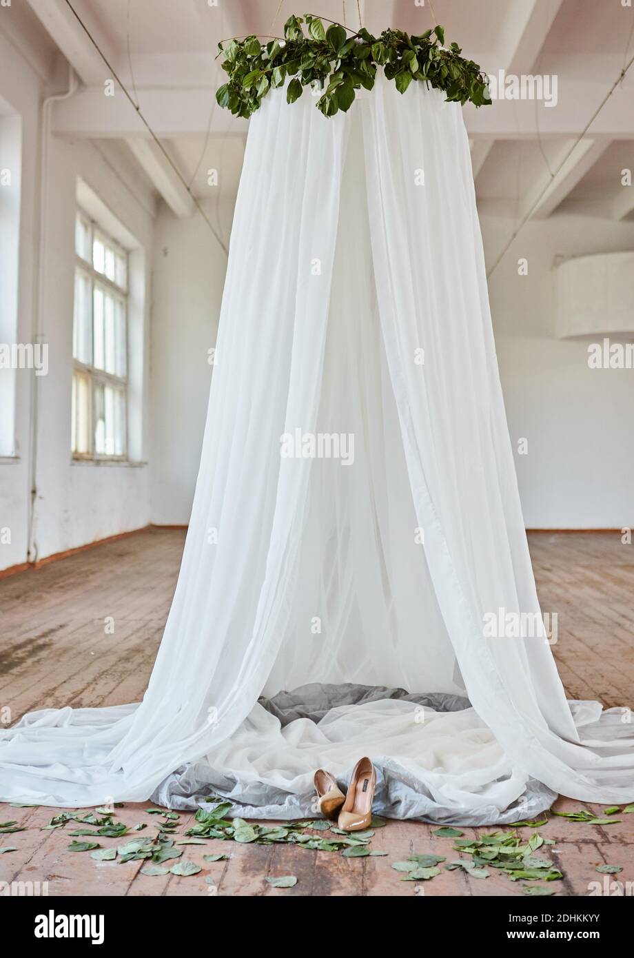 Auvent blanc mariée en suspension dans un studio de photo au-dessus d'un plancher en bois Banque D'Images