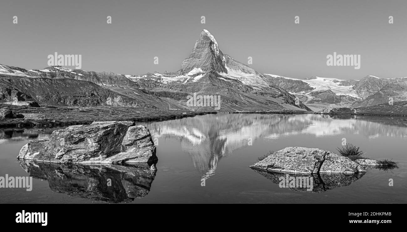 Vue sur le lever du soleil sur la chaîne bernoise au-dessus du lac Bachalpsee. Attraction touristique populaire. Localisation lieu Suisse alpes, vallée de Grindelwald, Europe. Banque D'Images