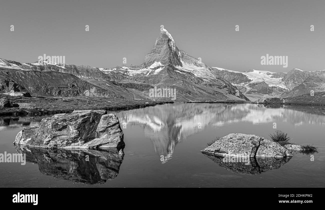 Vue sur le lever du soleil sur la chaîne bernoise au-dessus du lac Bachalpsee. Attraction touristique populaire. Localisation lieu Suisse alpes, vallée de Grindelwald, Europe. Banque D'Images