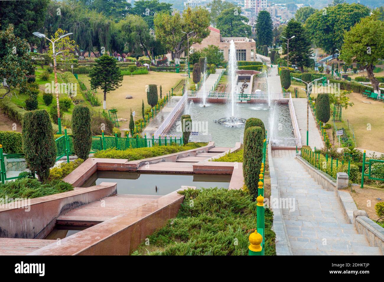 Beauté de la nature dans le parc Bagh-E-Bahu : Fontaines sur pente raide . Ville de Jammu Banque D'Images